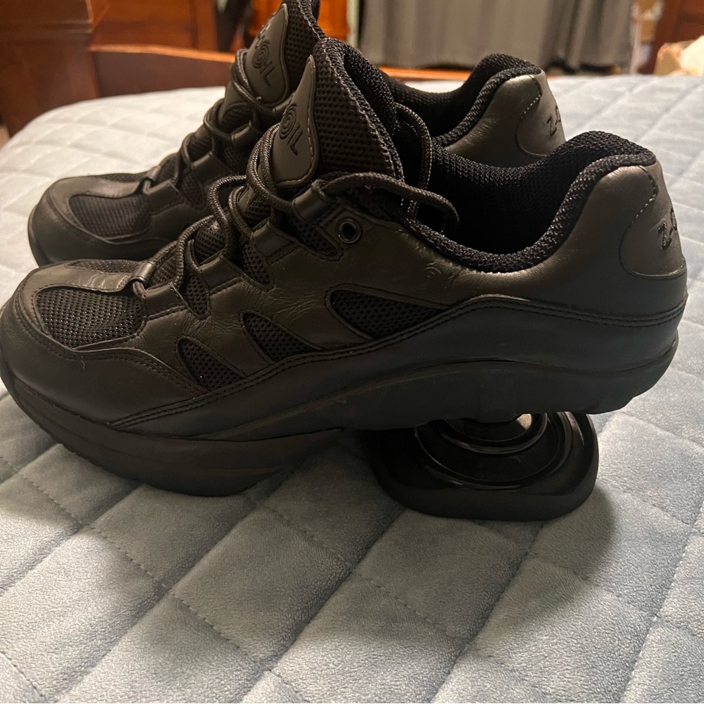 Z-Coil Men's Black Athletic Shoes with Spring Support - Picture 2 of 8